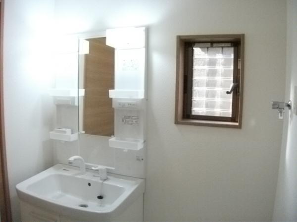 Non-living room.  It becomes vanity new. Use comfortably can.