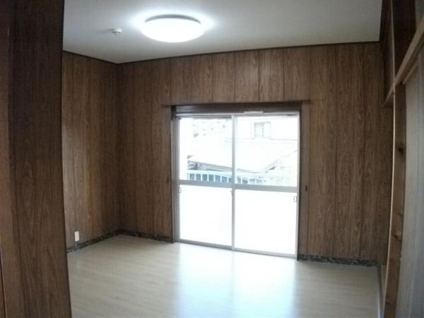 Non-living room. We have the second floor Western-style flooring re-covering.