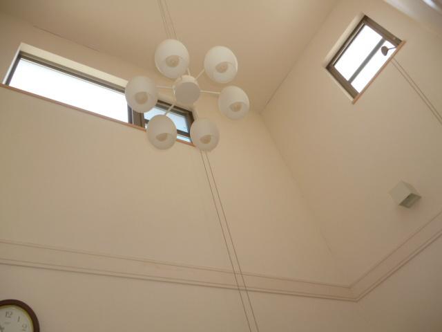 Living. Bright and airy atrium living