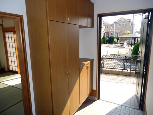 Entrance. Atrium with a feeling of opening Pat entrance storage