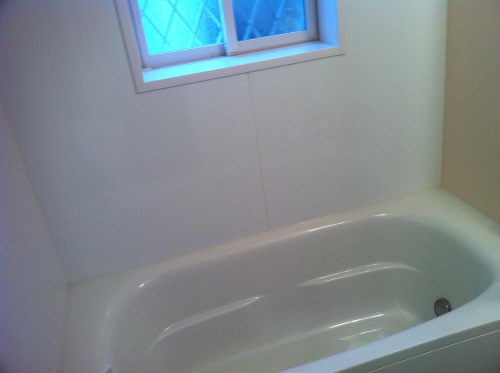 Bathroom. Please relax slowly in a wide bath