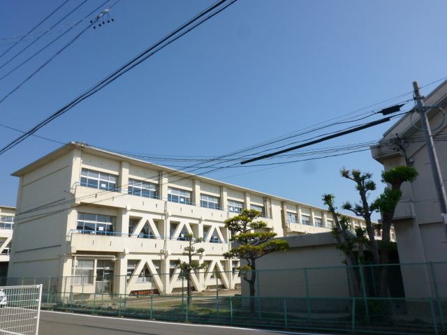 Junior high school. City Iwakura until junior high school (junior high school) 930m