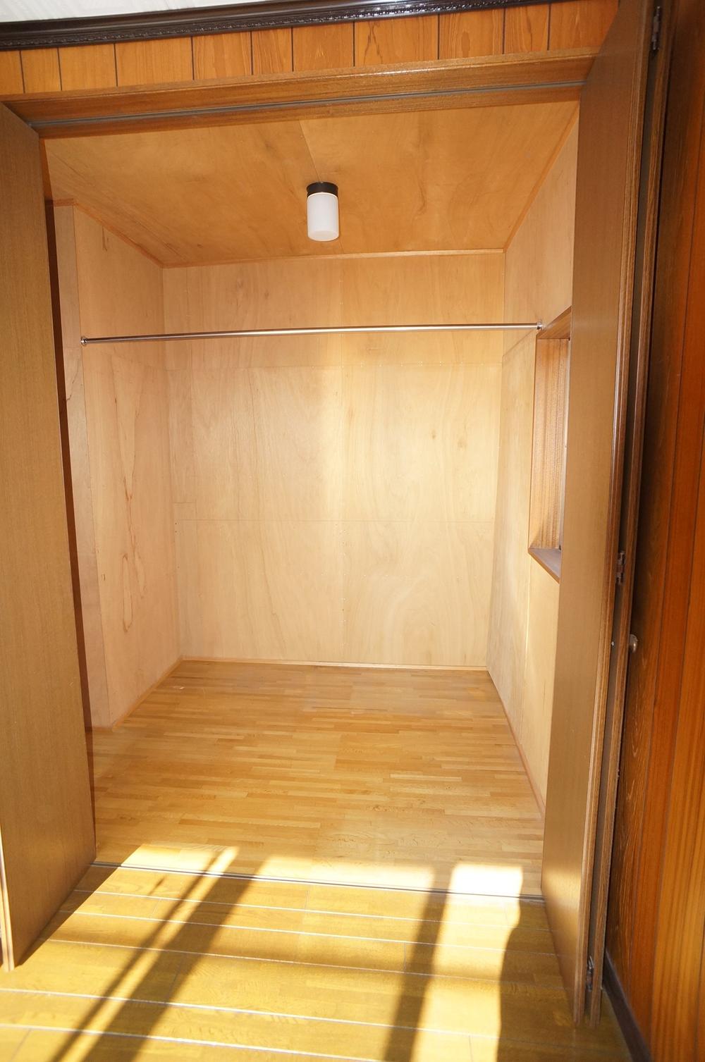 Receipt. Walk-in closet _