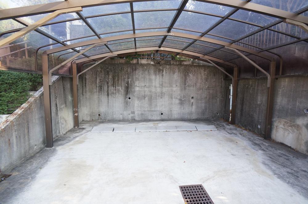 Parking lot. Parking with a carport, Parallel two possible parking.