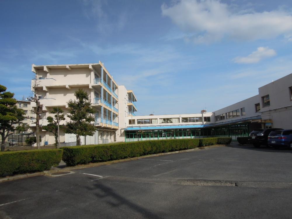 Primary school. Iwanaridai until elementary school 660m