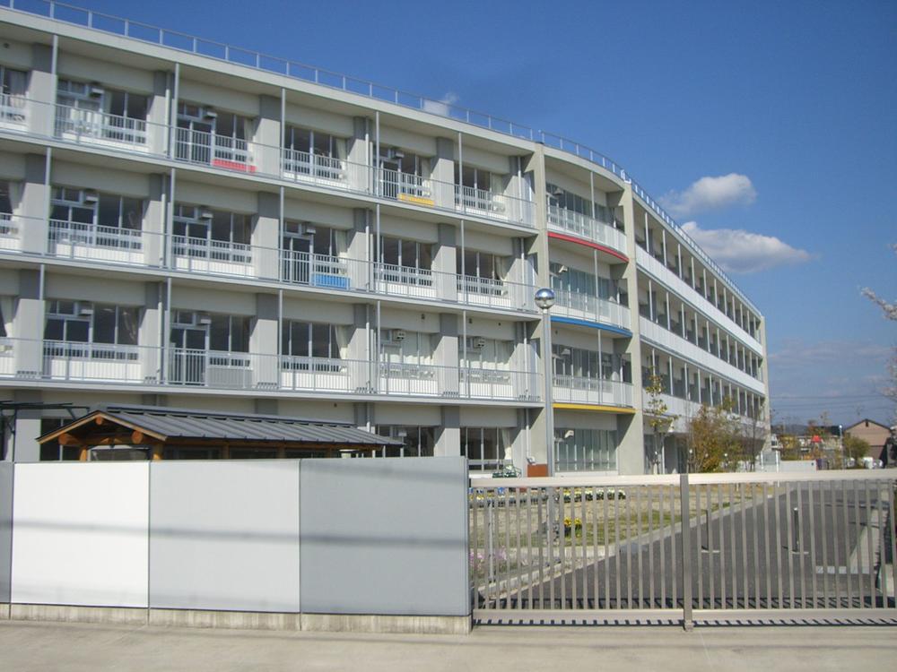 Primary school. Degawa until elementary school 1400m