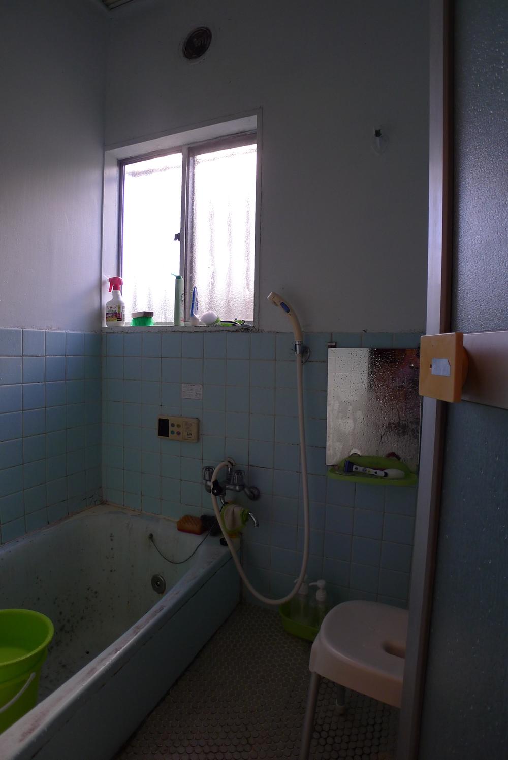 Bathroom. Indoor (12 May 2013) Shooting