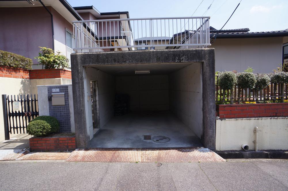 Parking lot. Local (April 2013) Shooting