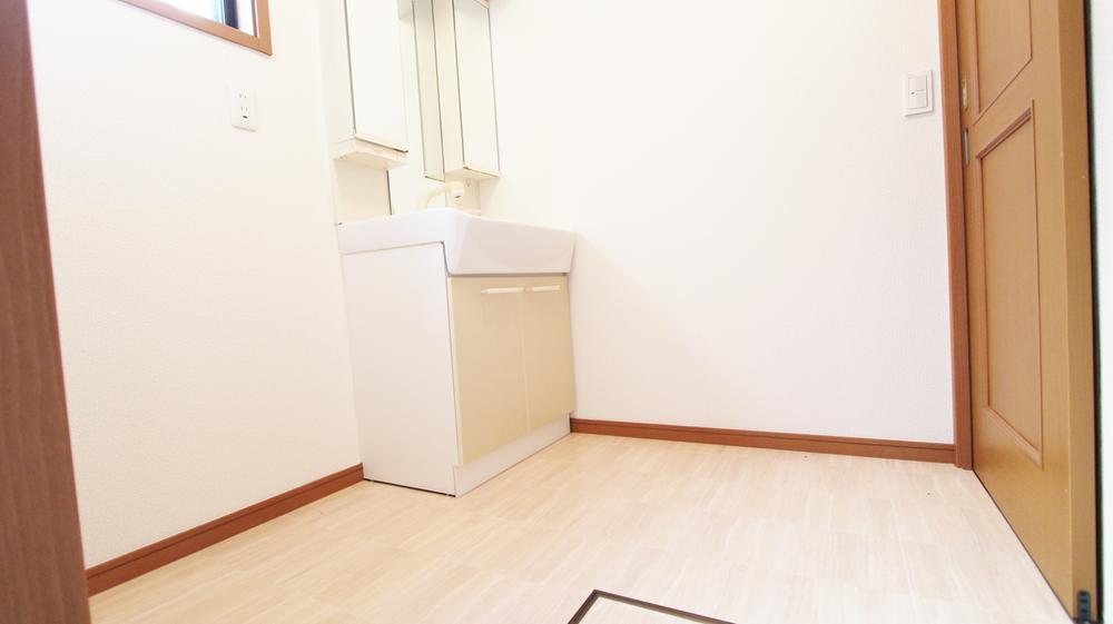 Wash basin, toilet. Indoor (11 May 2013) Shooting Basin undressing space of cleanliness plenty! !