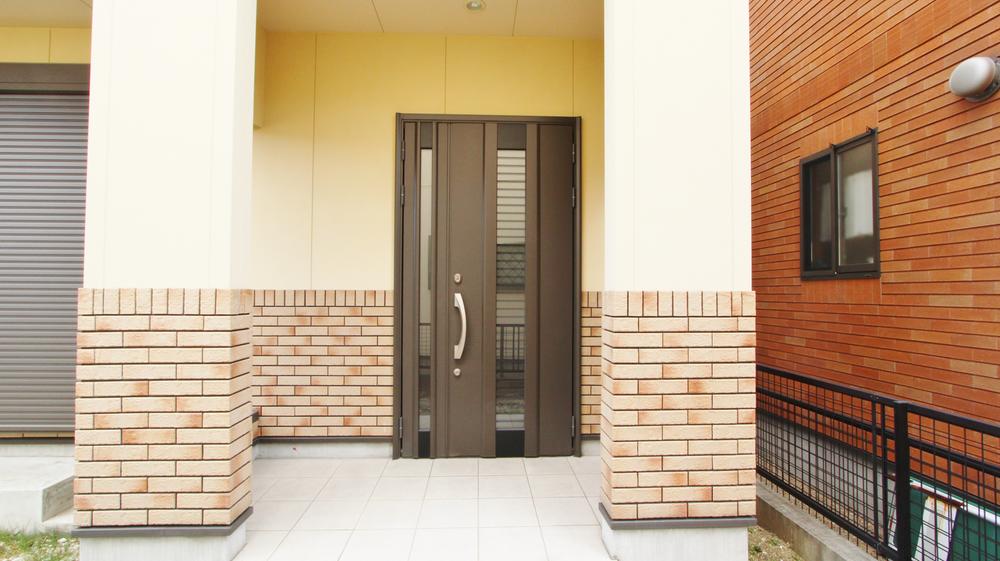 Entrance. Local (11 May 2013) Shooting Stylish entrance porch. Security is also a firm double lock! !