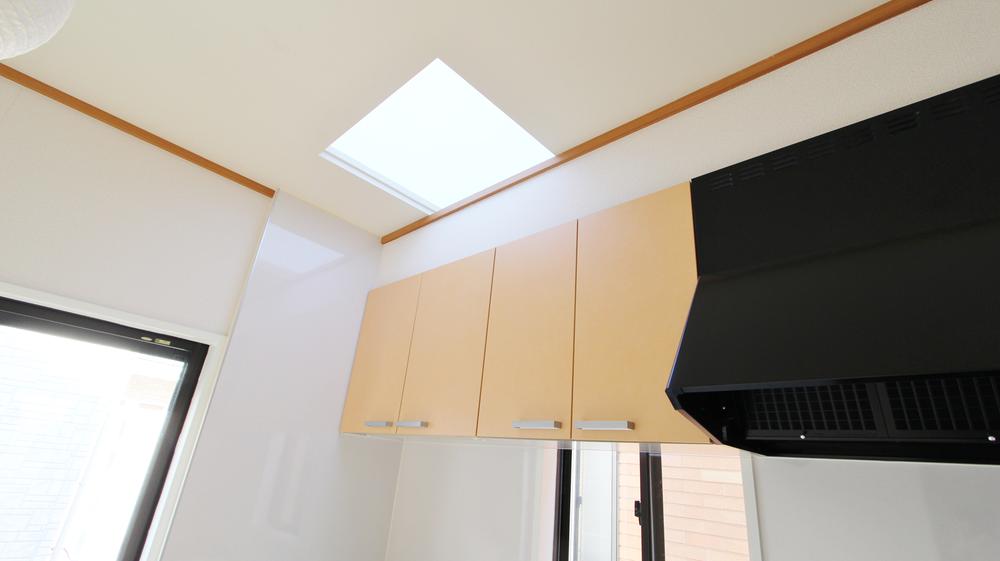 Kitchen. Indoor (11 May 2013) Shooting A bright light and then insert from the kitchen the top of the top light! !