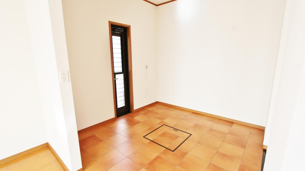 Non-living room. Indoor (11 May 2013) Shooting 4.5 Pledge of Western-style rooms to connect with living. It comes with a back door and under the floor accommodated! !