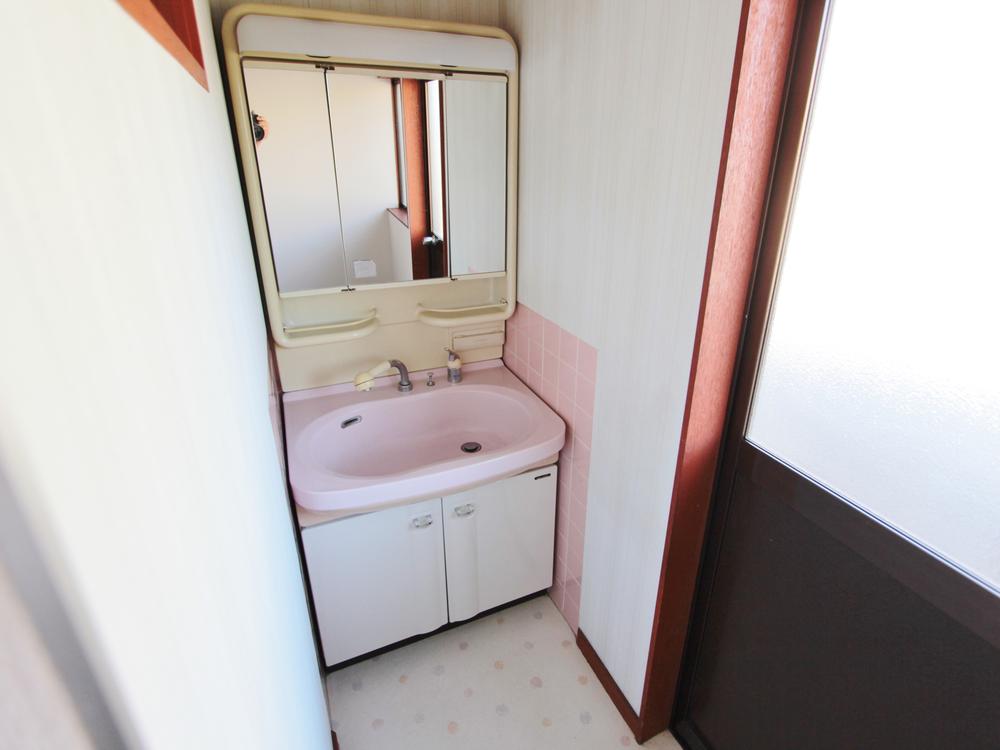 Wash basin, toilet. Room (August 2013) Shooting