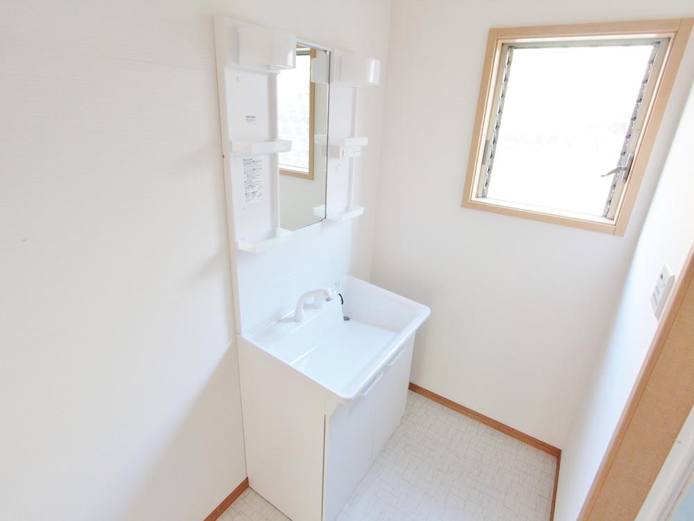 Wash basin, toilet. Indoor (10 May 2013) Shooting