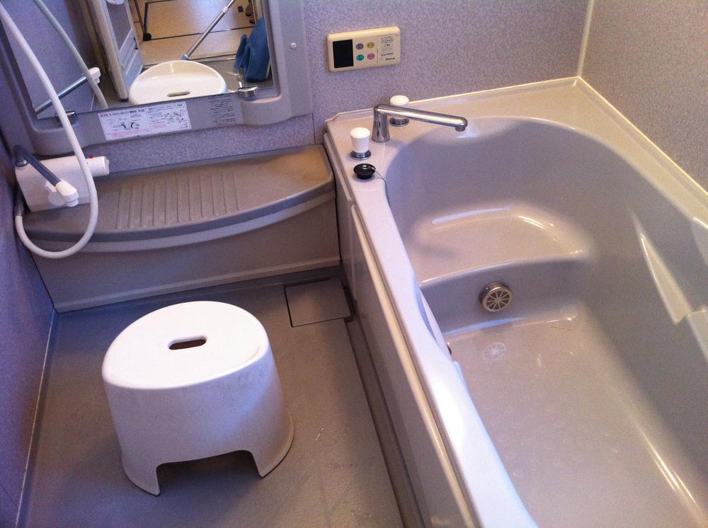 Bathroom. Indoor (25 December) shooting