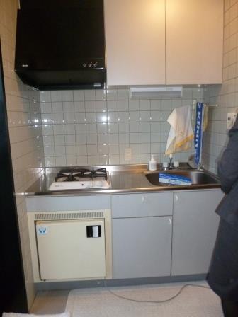 Kitchen. First floor sub-kitchen (10 May 2013) Shooting