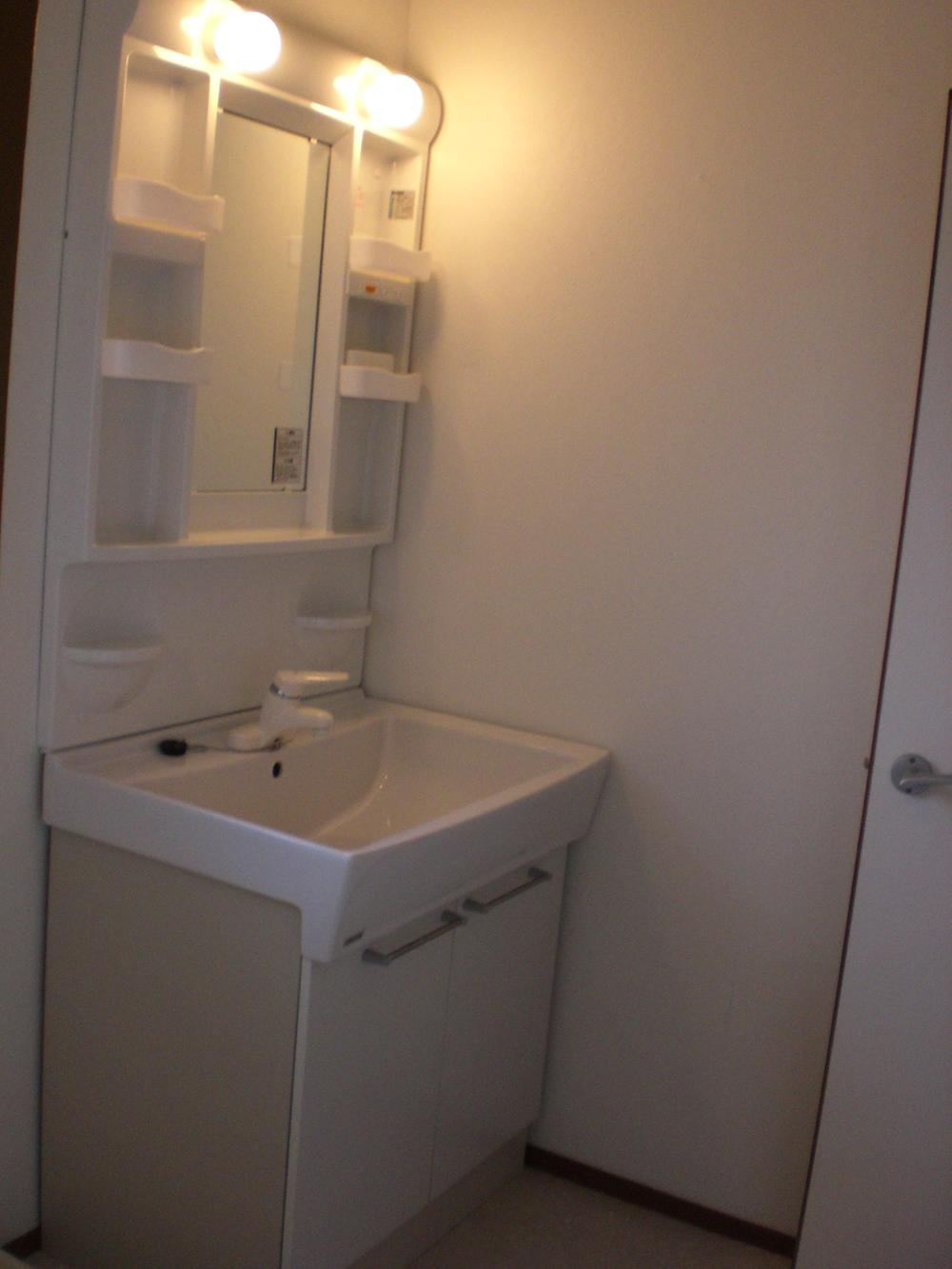 Wash basin, toilet. It is a new article!