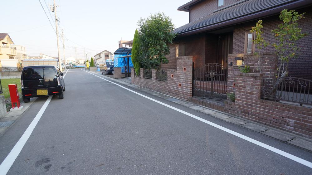 Local photos, including front road. Front road about 6m