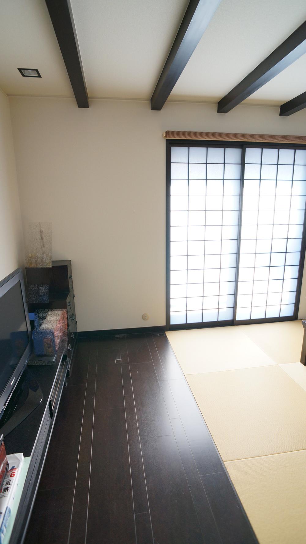 Non-living room. The second floor of a modern Japanese space Laid helicopter no heckling tatami of Ryukyu tatami-style Accent on the inner shoji is a stylish living room and beam show.