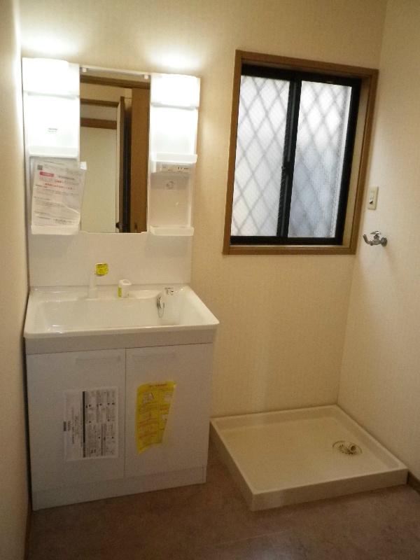 Wash basin, toilet. Wash