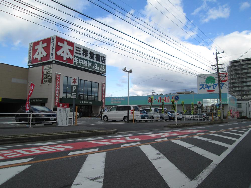 Drug store. Shopping no shortage in the facility.