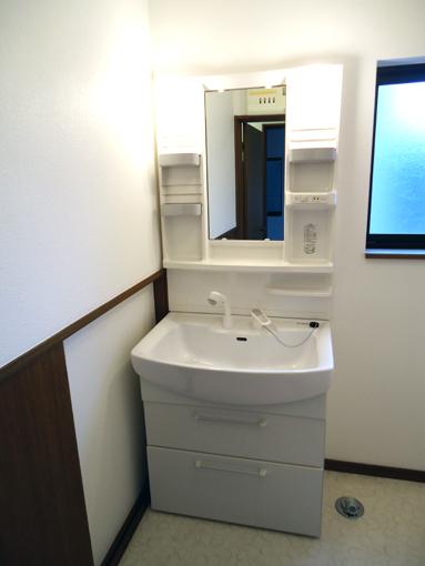 Wash basin, toilet. New goods exchange already shampoo dresser