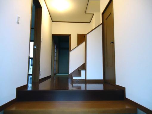 Entrance. Also entrance hall shiny