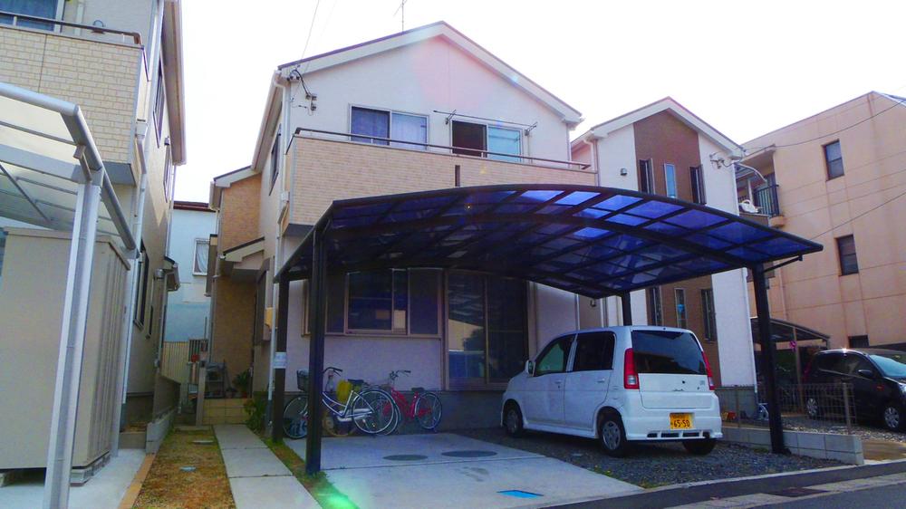 Local appearance photo. Bold facade that car port with a wide full pitch is greet (December 2013) Shooting