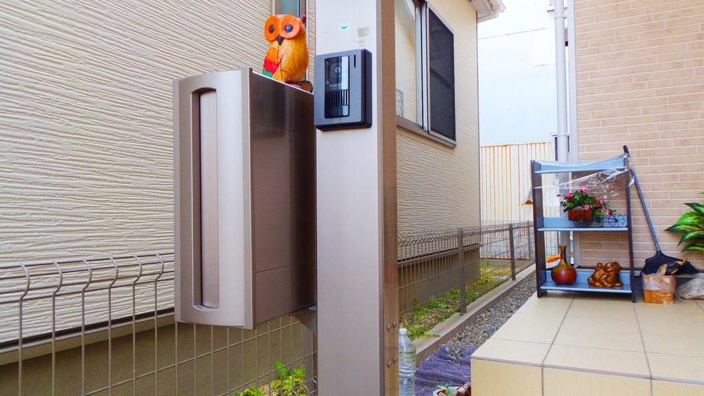 Other local. Entrance was nestled a TV monitor intercom and wait for the owner and visitors (December 2013) Shooting