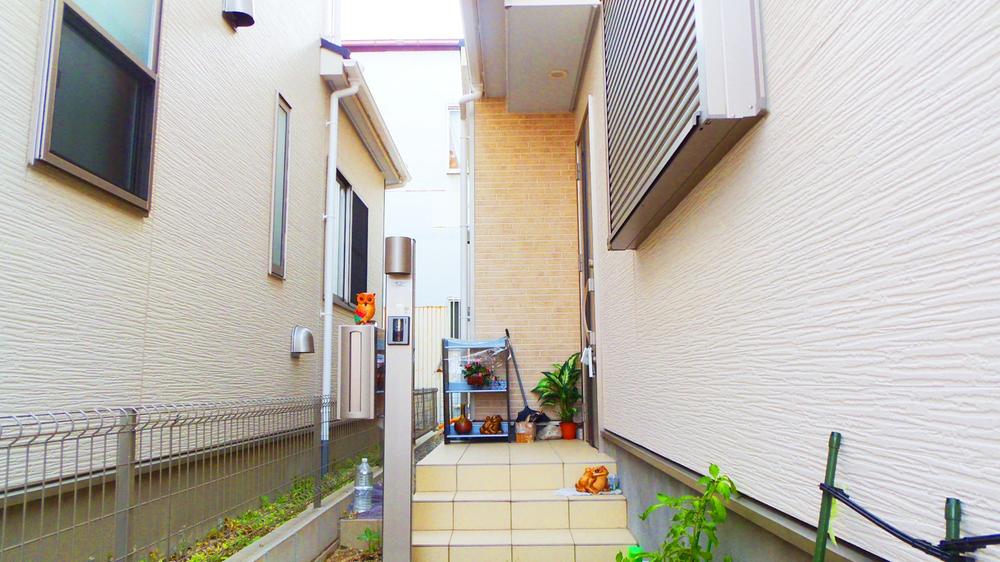 Other local. After building completion, Outer wall which has passed through the 1 year and 9 months has maintained heavily gloss at the time completed