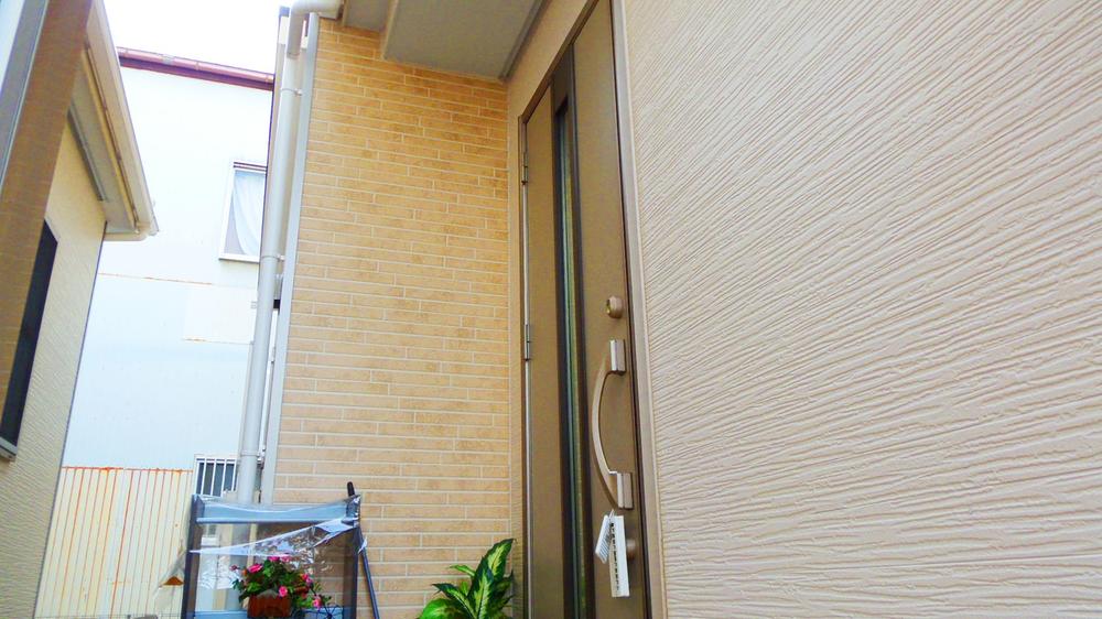 Entrance. Entrance DOOR is, Adopt a high-security dimple type key, Double lock is a double lock