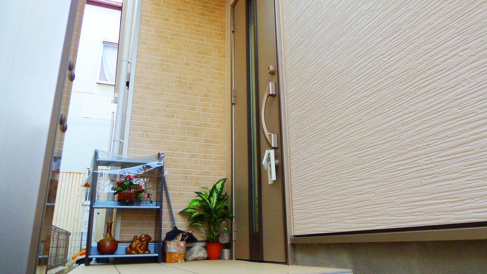 Entrance. The planting of the owner owned, It will be accompanied by a flower in inorganic space