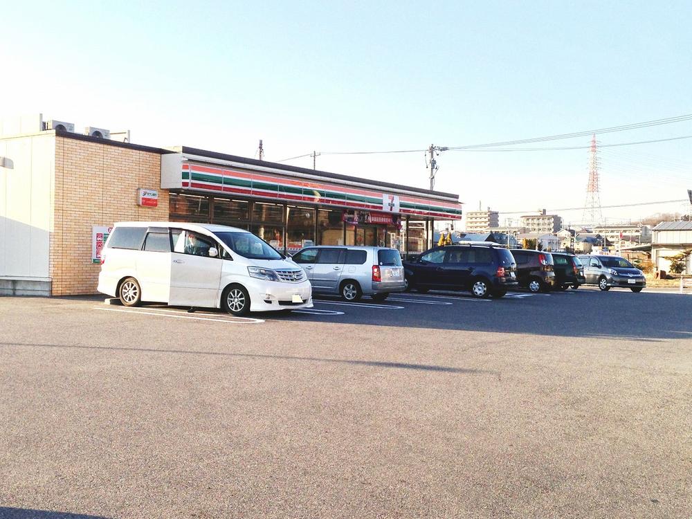 Convenience store. 520m to Seven-Eleven