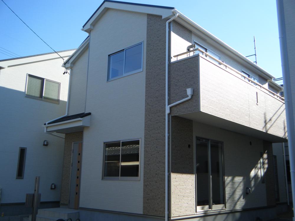 Local photos, including front road. Building 2