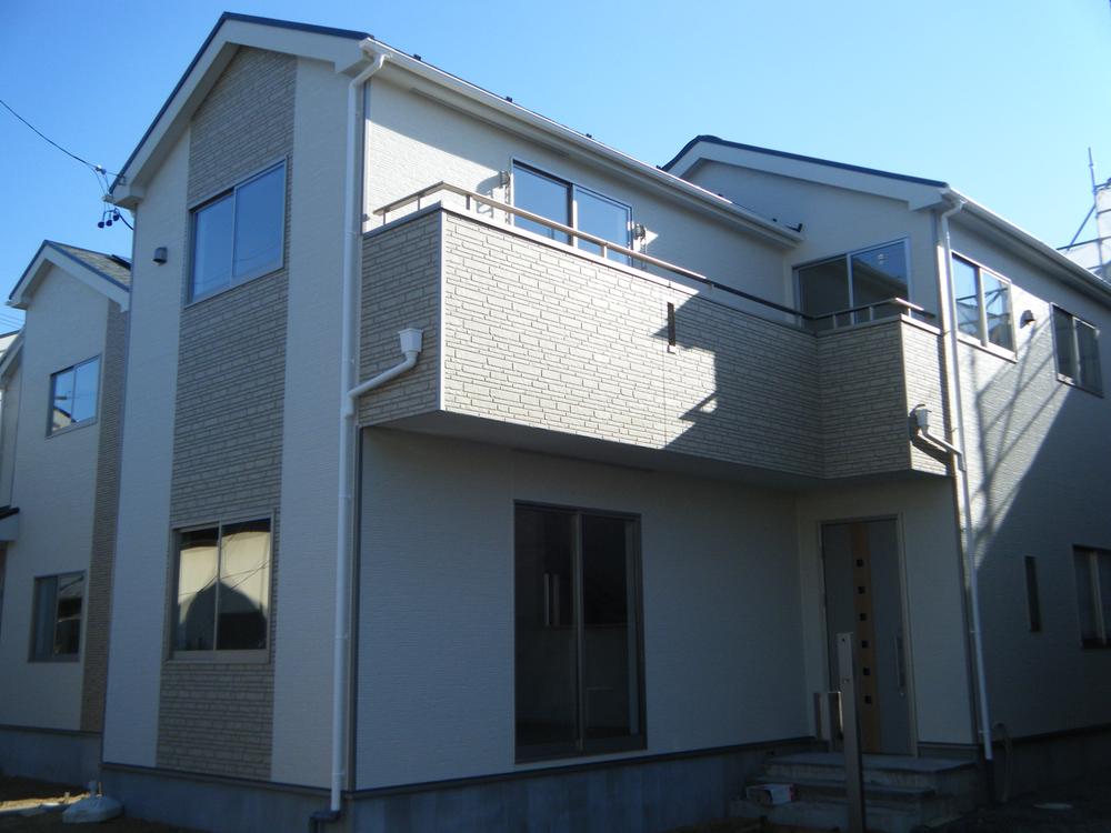 Local appearance photo. Building 3