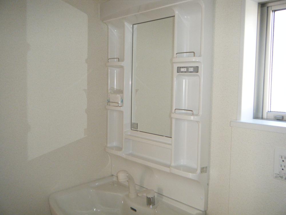 Wash basin, toilet. 1 Building