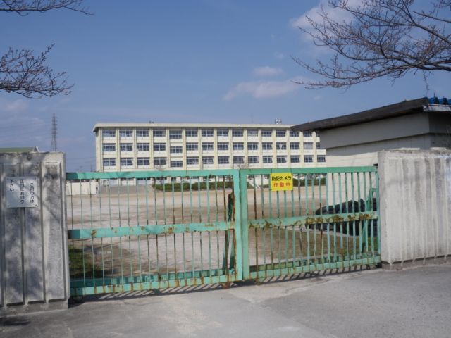 Junior high school. 1200m until the municipal south junior high school (junior high school)