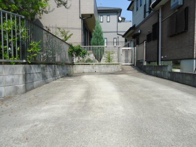 Parking lot. One on the site side entrance right next, Because there is another one parking lot on the south side, Shopping or the like useful is.