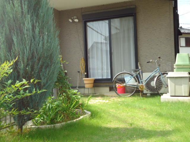 Garden. Please refer to the south side of the lovely garden.