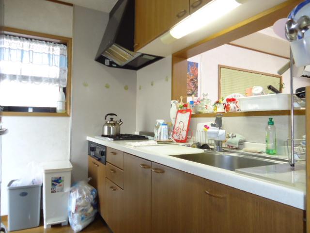 Kitchen. About 5 Pledge of face-to-face system kitchen [counter, window, Please refer to the wide with a back door].