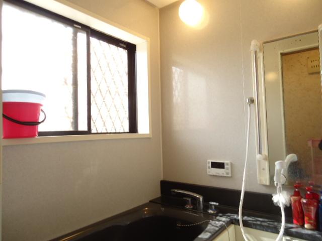 Bathroom. Please refer to the bath spread of 1616 [160 × 160cm] size with large windows.