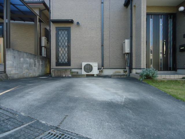 Parking lot. So can park one on the site side entrance right next is a convenient shopping at the time, etc.. Also, There is another one parking lot on the south side.