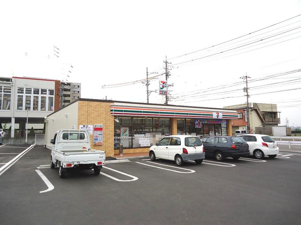 Convenience store. 250m to Seven-Eleven