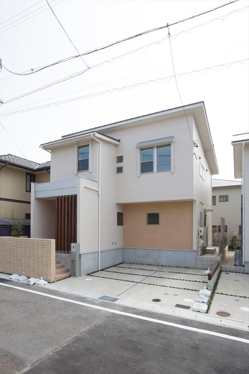 Local appearance photo. We established the family large bookshelf that can be used by everyone to approach the part from the B Togaikan entrance to the living room. Also, Inner balcony is also appealing safely in sudden rain.