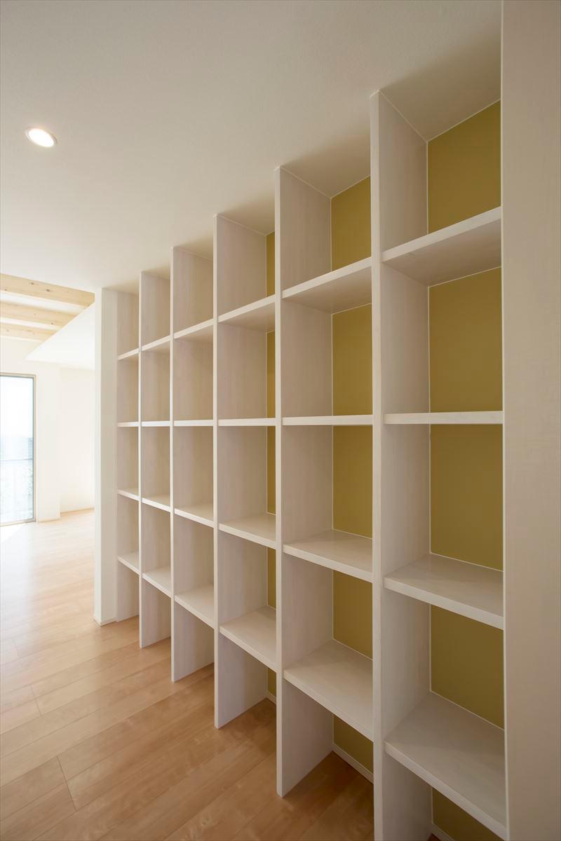 Receipt. It established a large bookshelf from Building B bookshelf entrance to the approach to the living room. Of course, as a bookshelf, Such as decorate a family photo of, Can you use it for multi-purpose.