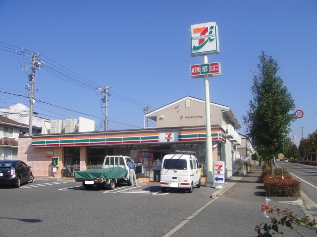 Convenience store. 550m to Seven-Eleven (convenience store)