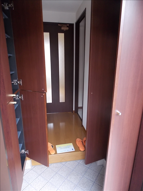 Entrance. Storage Yes to the right and left