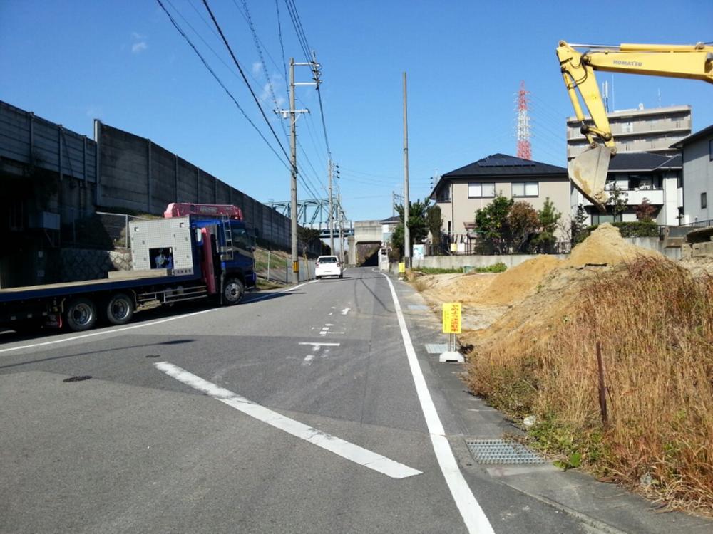 Local photos, including front road. Southwest road