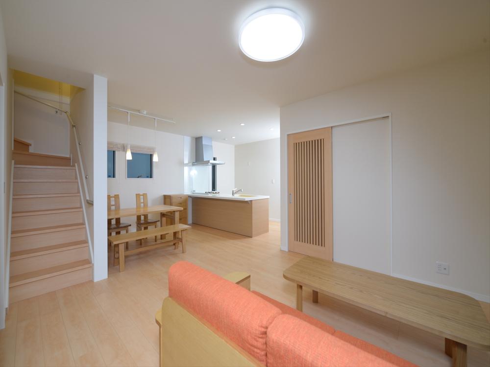 Living. (No. 8 land House) living