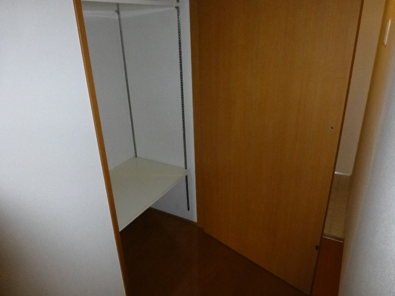 Receipt. Storage of shoebox next to